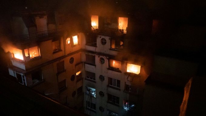 Dramatická záchrana lidí z plamenů. V Paříži hořel osmipatrový činžovní dům