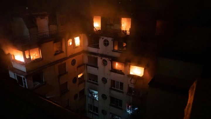 Tragický požár v Paříži spáchala labilní žena. Pohádala se s hasičem a zapálila dům