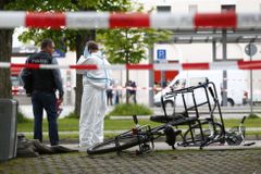 Muž bodal nožem na nádraží u Mnichova a křičel Alláh akbar. Jeden člověk zemřel