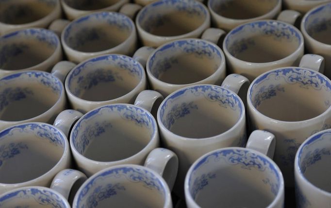 Rows of finished mugs are seen on display in the factory shop at the Middleport pottery in Stoke-on-Trent, central England January 22, 2013. The pottery which dates back to 1888 and was rescued from closure in 2009, continues to use traditional methods to produce its range of ceramics and famous Burleigh Ware pottery. REUTERS/Phil Noble (BRITAIN - Tags: BUSINESS EMPLOYMENT SOCIETY) Published: Led. 22, 2013, 5:33 odp.