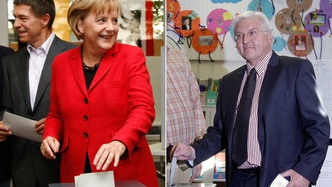 Soupeři u svých volebních uren. Angela Merkelová a Frank-Walter Steinmeier.