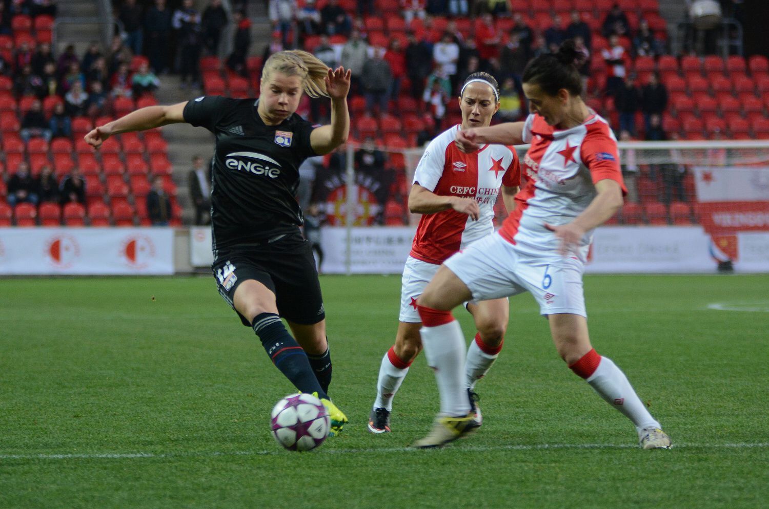 LM, Slavia-Lyon: Andrea Budošová (6) - Ada Hegerbergová (14)