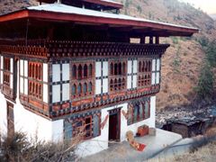 Typická architektura domu v Bhútánu. Falusy, jako symboly fertility, jsou namalované téměř na každém domu, velikost a zobrazeni je závislé jen na fantazii a vkusu malíře, který je maloval.