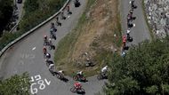 Peloton Tour de France se už letos proplétal zamotanými horskými silničkami,...