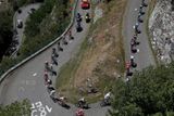 Peloton Tour de France se už letos proplétal zamotanými horskými silničkami,...
