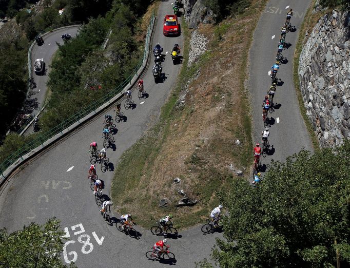 Peloton ve 12. etapě na Tour de France 2018