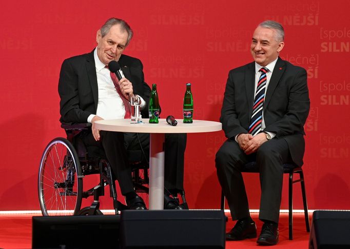 Prezident Miloš Zeman a předseda odborů Josef Středula na závěrečném dni osmého sjezdu Českomoravské konfederace odborových svazů