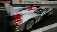 Jeden z vozů Audi R10 vyjíždí z boxů při kvalifikaci v Le Mans.