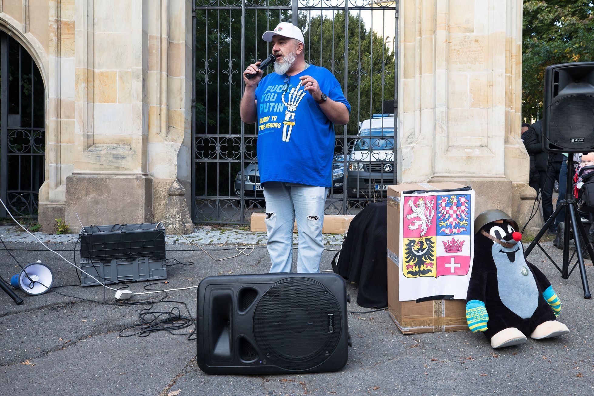 Královec, referendum o připojení, satirická akce před ruskou ambasádou
