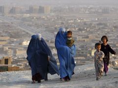 Afghánské ženy na kopci nad Kábulem.