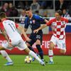 fotbal, kvalifikace ME 2020, Slovensko - Chorvatsko, Robert Mak a Luka Modrič