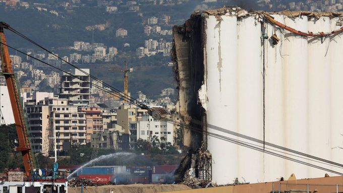 Část obrovského sila v bejrútském přístavu, kterou poškodil výbuch v roce 2020, se zhroutila po několikatýdenním požáru.