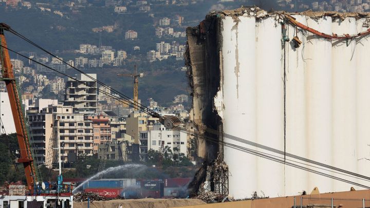 V bejrútském přístavu se zřítila část obřího sila zasaženého výbuchem v roce 2020; Zdroj foto: Reuters