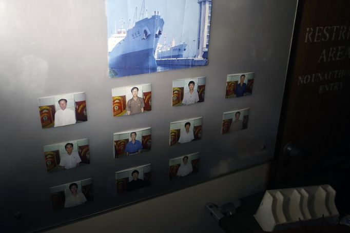 Portraits of crew are seen in one of the rooms inside a North Korean flagged ship "Chong Chon Gang" docked at the Manzanillo Container Terminal in Colon City July 16, 2013. Panama detained the North Korean-flagged ship from Cuba as it headed to the Panama Canal and said it was hiding weapons in brown sugar containers, sparking a standoff in which the ship's captain attempted to commit suicide. Panama's President Ricardo Martinelli said the undeclared weapons were detected inside the containers when Panamanian authorities stopped the ship, suspecting it was carrying drugs. REUTERS/Carlos Jasso (PANAMA - Tags: CRIME LAW DRUGS SOCIETY POLITICS) Published: Čec. 16, 2013, 9:34 odp.