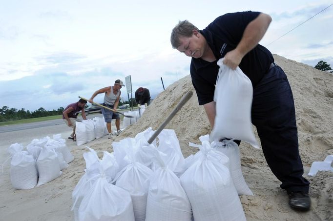 Danny Malicot makes sandbags at the Orange Grove Work center as Hurricane Isaac approaches Gulfport, Mississippi, August 28, 2012. REUTERS/Michael Spooneybarger (UNITED STATES - Tags: ENVIRONMENT DISASTER) Published: Srp. 28, 2012, 5:54 odp.