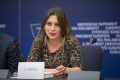 Na jednu z čelných funkcí EU míří Romka. Je spojenkyní Orbána a její studia podpořil miliardář Soros