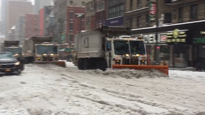 Do New Yorku dorazila sněhová bouře