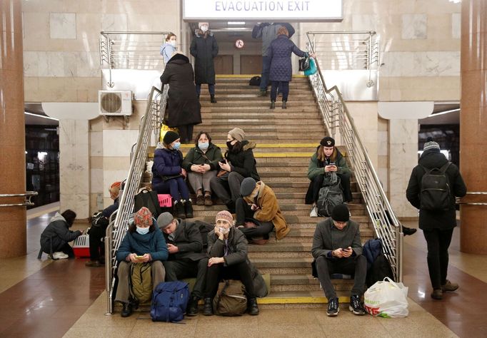 Lidé se po začátku ruského útoku na Ukrajinu ukrývají v kyjevském metru.