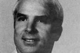 John McCain na oficiálním snímku Kongresu USA z roku 1977. Do Kapitolu - tehdy coby člen Sněmovny reprezentantů za Arizonu - poprvé nastoupil v roce 1983. Tím začala jeho politická kariéra ve světle celoamerických reflektorů.