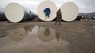 Paul Seyfried walks past bunkers he is constructing for clients at Utah Shelter Systems in North Salt Lake, Utah, December 12, 2012. The price of the shelters range from $51,800 to $64,900. While most "preppers" discount the Mayan calendar prophecy, many are preparing to be self-sufficient for threats like nuclear war, natural disaster, famine and economic collapse. Picture taken December 12, 2012. REUTERS/Jim Urquhart (UNITED STATES - Tags: SOCIETY BUSINESS CONSTRUCTION) Published: Pro. 18, 2012, 5:24 odp.