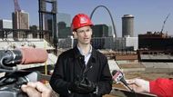 Šéf klubu Bill DeWitt III na stavbě baseballového stadionu v St. Louis. Stadion má být hotový 10. dubna, kdy je naplánován první zápas týmu MLB St. Louis Cardilas proti Milwaukee Brewers.