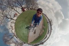 VIDEO Dechberoucí optická iluze: Muž objel "planetu" na kole
