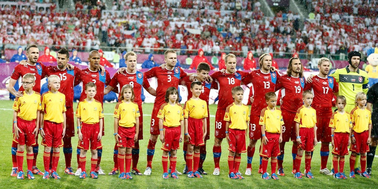 Český tým zpívá hymnu před utkáním skupiny A s Polskem na Euru 2012