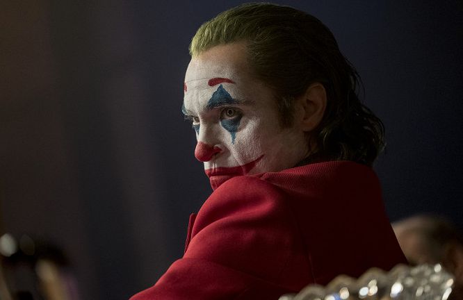 Joaquin Phoenix v roli Jokera.