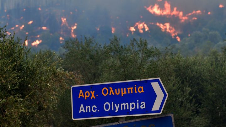Řecko bojuje s požáry. Na ostrově Euboia "pršel popel", hasiči zachraňovali Olympii; Zdroj foto: ČTK