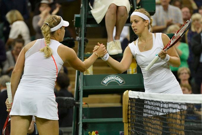 Angelique Kerberová zdraví Sabine Lisickou po vítězství ve čtvrtfinále Wimbledonu 2012.