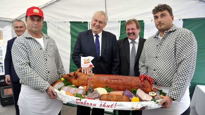 Prezident Miloš Zeman s darovanou porcí masa při jedné z cest do krajů