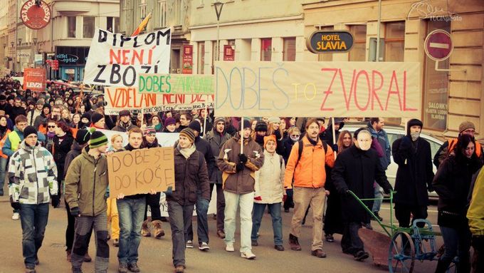 Protestní pochod brněnských studentů proti Dobešovým reformám
