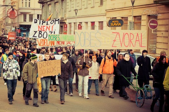 Protestní pochod brněnských studentů proti Dobešovým reformám