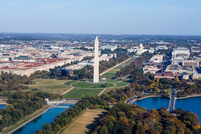 Washingtonův monument ve Washingtonu na leteckém snímku z roku 2024