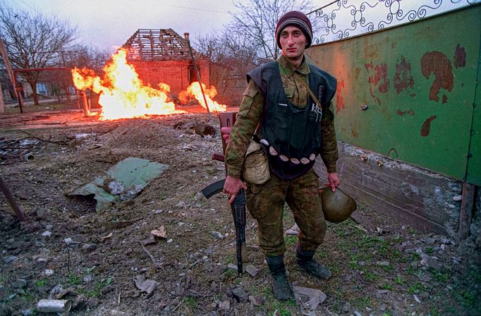 Čečenský bojovník během bitvy o Groznyj, leden 1995. Fotografie zachycuje situaci během první čečenské války.