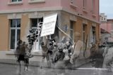 Odstraňování německých nápisů v Cherbourgu (Francie; rok 1944).