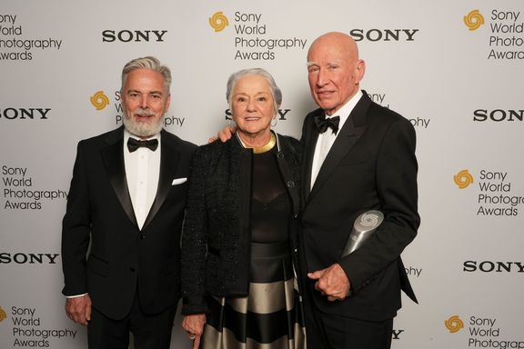 Brazilský velvyslanec Antonio Patriotato, Lélia Salgadová a Sebastião Salgadao při vyhlášení cen Sony World Photography Awards v Londýně.