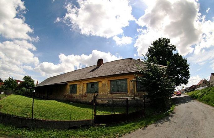 Hospodářské stavení manželů Rychtaříkových leží na okraji obce Klatovy-Luby.