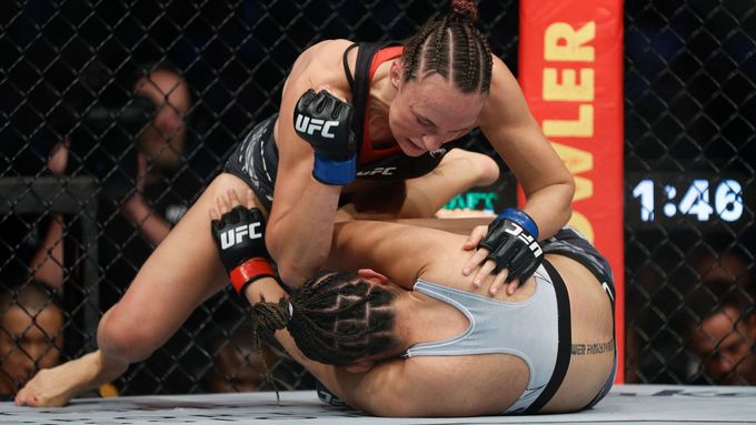 Lucie Pudilová (nahoře) při vítězném souboji s Číňankou Wu Ja-nan v UFC