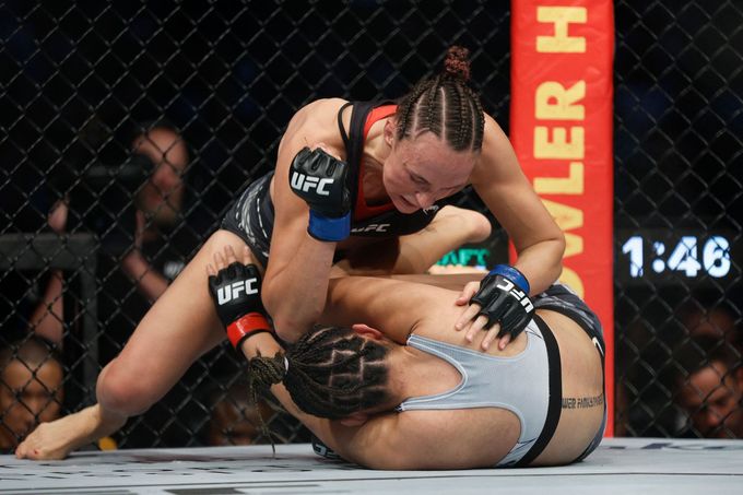 Lucie Pudilová (nahoře) při vítězném souboji s Číňankou Wu Ja-nan v UFC