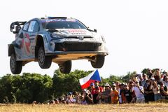 Legenda se postarala o drama. Ogier trefil strom, přesto si dojel pro 64. vítězství