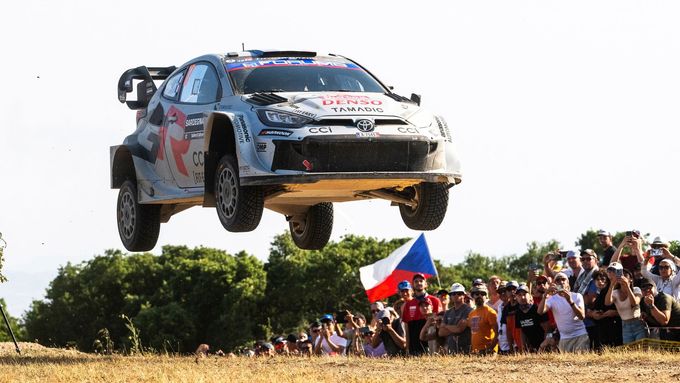 Sébastien Ogier (Toyota) na trati Italské rallye 2025