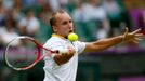 Belgický tenista Steve Darcis vrací míček na Čecha Tomáše Berdycha během utkání na OH 2012 v Londýně.