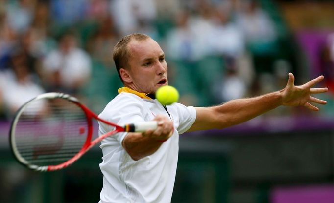 Belgický tenista Steve Darcis vrací míček na Čecha Tomáše Berdycha během utkání na OH 2012 v Londýně.