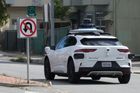 Není řidič, není pokuta. Autonomní auta dělají policii při přestupcích těžkou hlavu