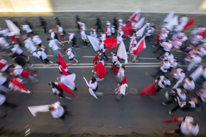 Pochod fanoušků Slavie z Náměstí Republiky na finále Mol Cupu na stadion pražské Sparty na Letné.