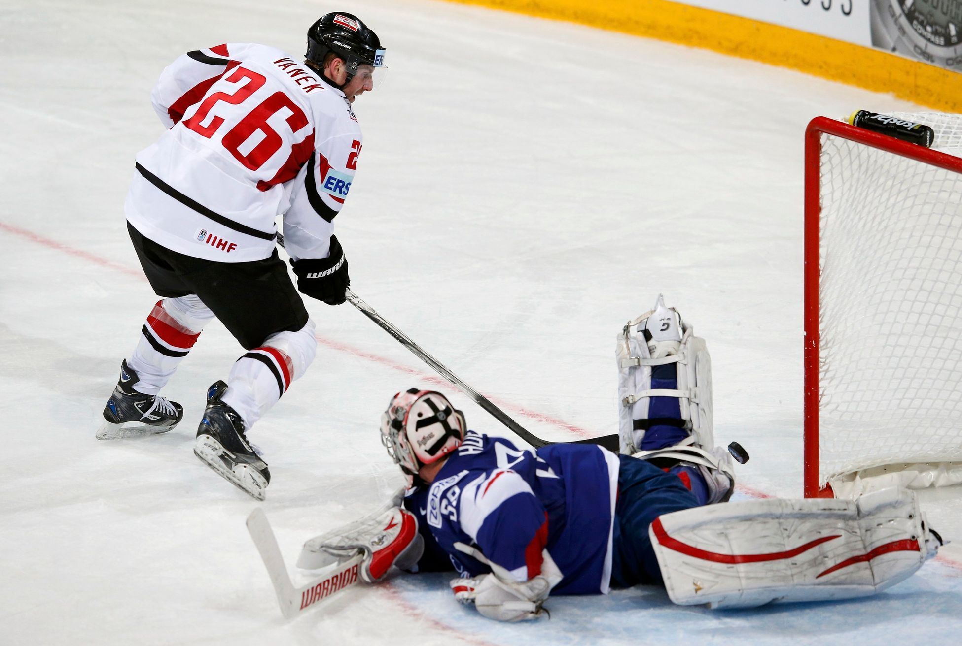 Hokej, MS 2013, Francie - Rakousko: Cristobal Huet - Thomas Vanek (vlevo)