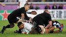 Semifinále MS v ragby 2019, Anglie - Nový Zéland: Manu Tuilagi pokládá první pětku Angličanů.