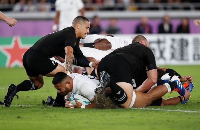 Semifinále MS v ragby 2019, Anglie - Nový Zéland: Manu Tuilagi pokládá první pětku Angličanů.