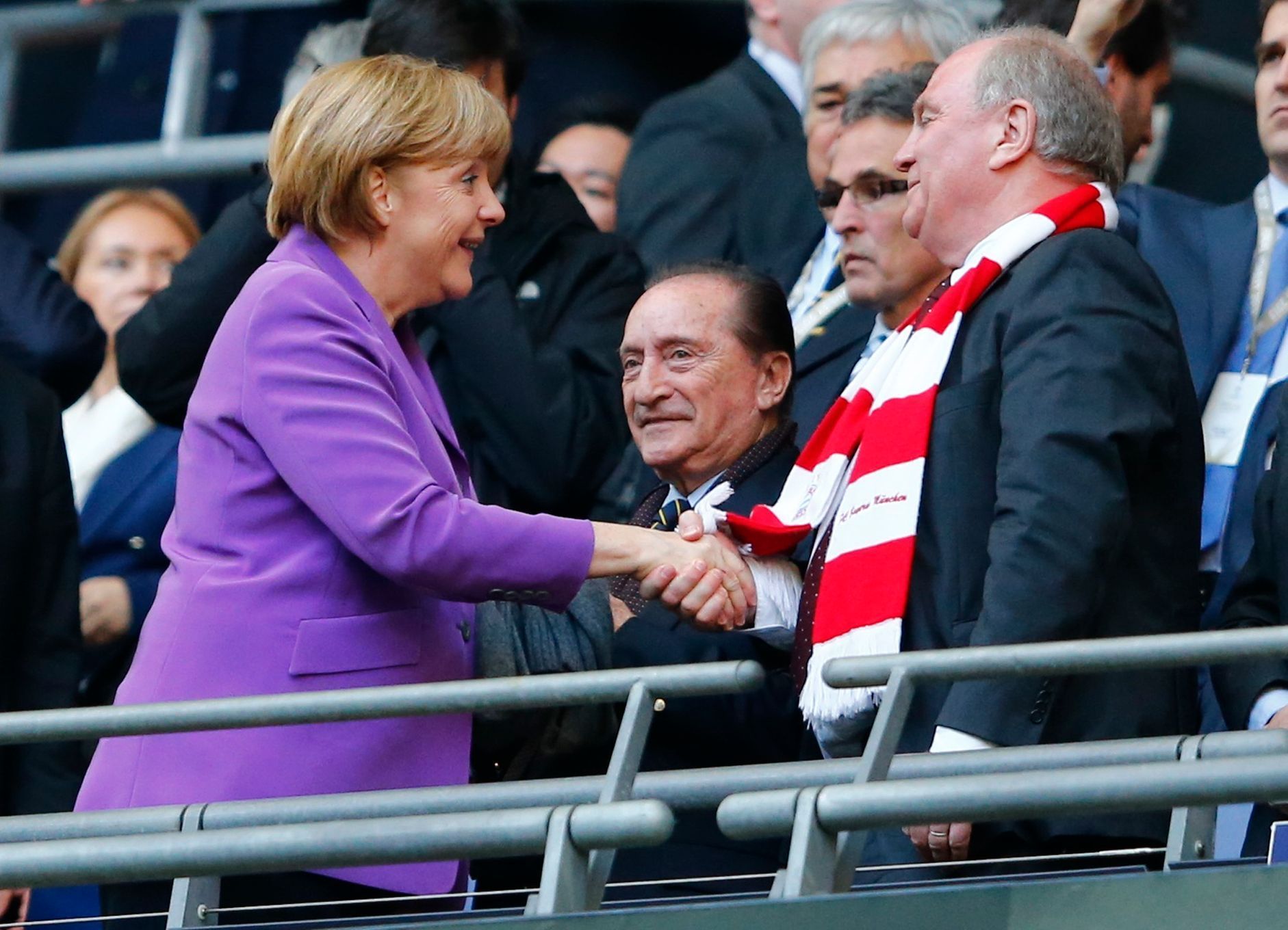 Fotbal, Liga mistrů, Bayern - Dortmund: Angela Merkelová a Uli Höness
